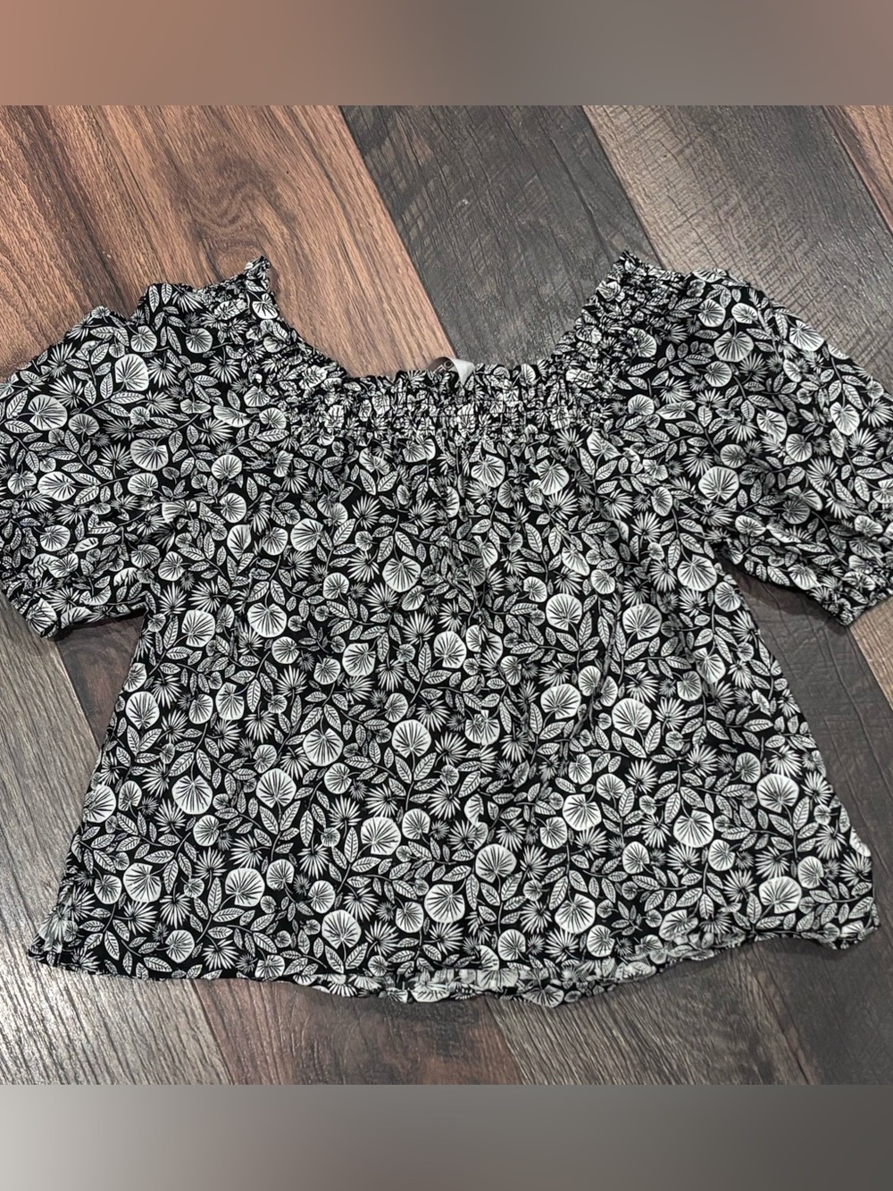 Loft Womens Blouse XSP
Black White Floral Smocked Scoop
Neck Short Sleeve